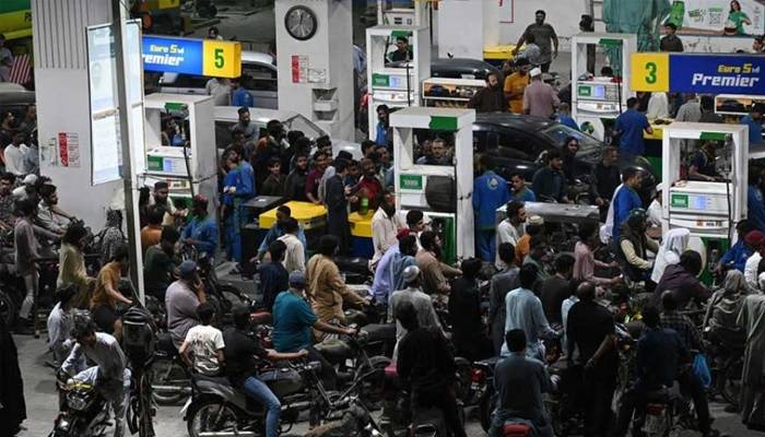 حکومت نے پیٹرول سستا اور ڈیزل مہنگا کر دیا