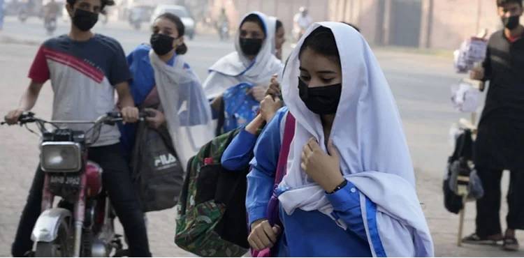 اسموگ اور زہریلی فضا کے باعث کیا تعلیمی ادارے بند ہونے جا رہے ہیں؟