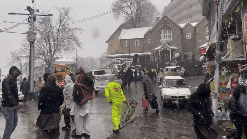 مری میں موسم سرما کی پہلی برفباری،ملکہ کوہسارنےبرف کی سفید چادر اوڑھ لی